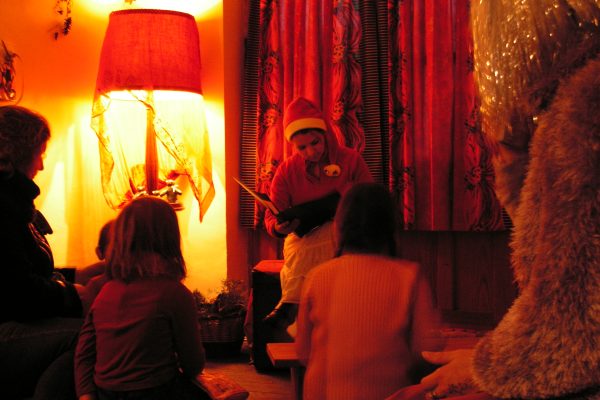 Les enfants coutent les contes d'Adle au coin du feu (photo Atelier de Pat)