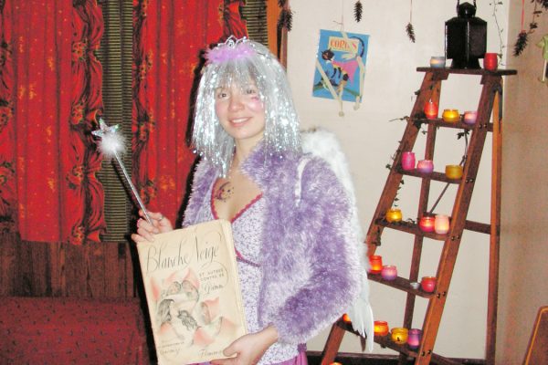 La fe Clochette attend les enfants avec son livre de contes (photo Atelier de Pat)